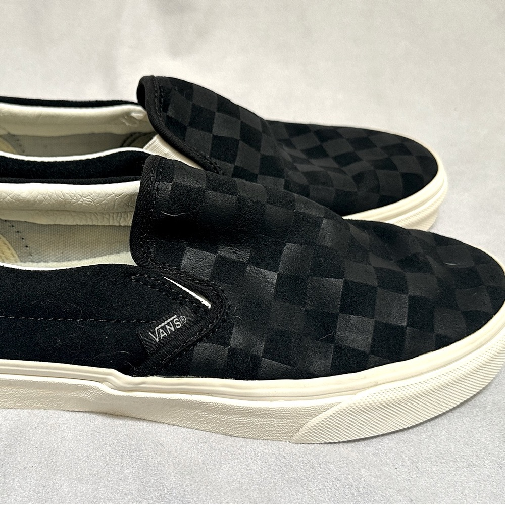 Black on black checkered slip on Vans- women’s 7. Men’s 5. Unisex